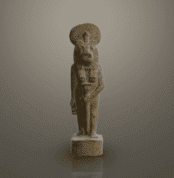 "تمثال سخمت المصنوع من الحجر الجيري، يُظهر الإلهة برأس لبؤة وجسم امرأة، يعكس القوة والعظمة في مصر القديمة."