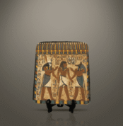 لوحة تصور رمسيس الأول مع أنوبيس وحورس، حيث يُظهر الملك بجانب الإلهين، مع تفاصيل دقيقة تعكس الفن المصري القديم ورمزية الملكية والحماية