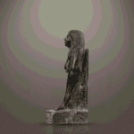 "تمثال كليوباترا، آخر فراعنة مصر، بملابس ملكية تجسد إرثها التاريخي"