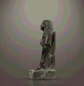 "تمثال كليوباترا، آخر فراعنة مصر، بملابس ملكية تجسد إرثها التاريخي"