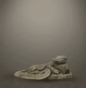 تمثال للإله سوبك، يمثل تمساحًا من الأوبسيديان، رمز القوة والخصوبة في مصر القديمة، يظهر تفاصيل دقيقة تعكس الحرفية العالية للفنانين المصريين القدماء.