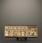 لوحة مشهد الحساب الأخير تُظهر الإلهتان إيزيس ونفتيس أثناء وزن القلب مقابل ريشة ماعت، تجسد الروحانية المصرية القديمة ومفهوم العدالة.