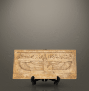 لوحة ماعت مع إلهات العدالة، تُظهر الإلهة ماعت برأس ريشة، محاطة بإلهات العدالة الأخريات، تعكس قيم العدالة والنظام في مصر القديمة.