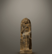 صورة تمثال تي الفرعوني المصنوع من الجرانيت، يُظهر تفاصيل دقيقة مثل وجهه وملابسه، ويعكس الإرث الثقافي والسياسي لمصر القديمة.