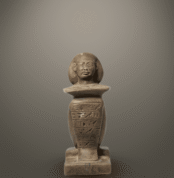 تمثال قديم لمصر يظهر كاتبًا جالسًا يحمل أدوات الكتابة التقليدية، مما يعكس حرفية الحجر الجيري أو الألباستر، ويرمز إلى أهمية الكتبة في توثيق النصوص الدينية والوثائق القانونية في مصر القديمة.