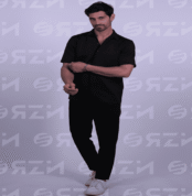 "طقم كلاسيكي بأزرار - للرجال، يظهر قميصًا بأكمام نصفية مصنوعة من قماش فاخر."