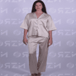 "طقم ستان بأزرار للسيدات، يتكون من توب بأزرار وسروال من قماش ساتان عالي الجودة."