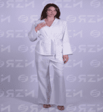 "طقم كتان للسيدات، يتكون من قميص بأكمام واسعة وسراويل فضفاضة، يجسد الأناقة والراحة."