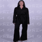 "طقم ساتان ملفوف للسيدات، يتكون من توب بأكمام واسعة وحزام متطابق، يجسد الأناقة والراحة."