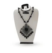 عقد العقيق الأسود 2