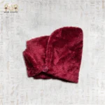 A detailed image focusing on the red microfiber towel’s button fastening and its plush, soft material. Designed to combine both comfort and practicality, it is perfect for daily use.