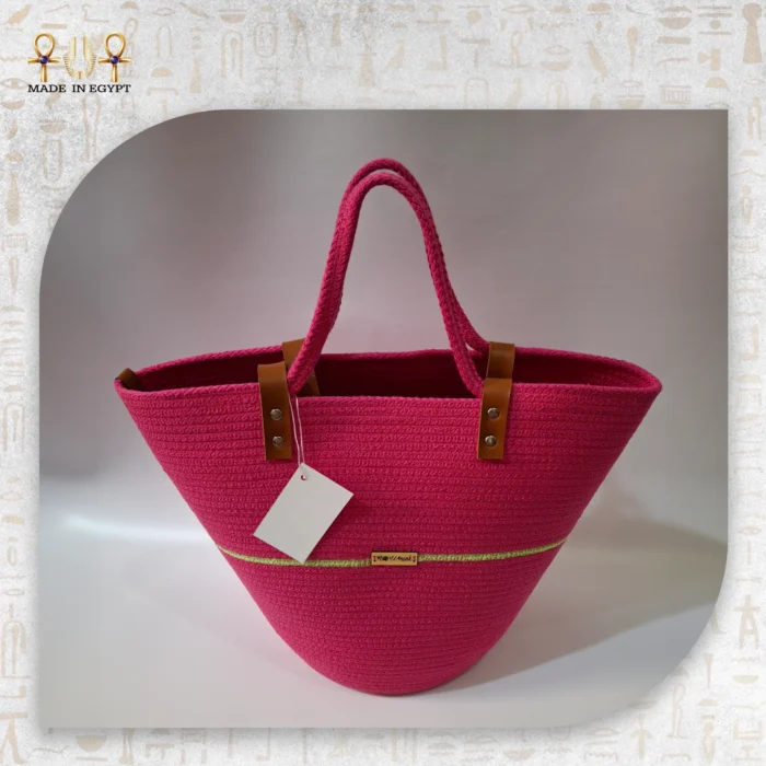 ⁦شنطة كتف قش فوشيا بحمالات جلد⁩ - الصورة ⁦2⁩