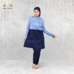 ⁦طقم سباحة أزرق بطبعات استوائية⁩ - الصورة ⁦2⁩