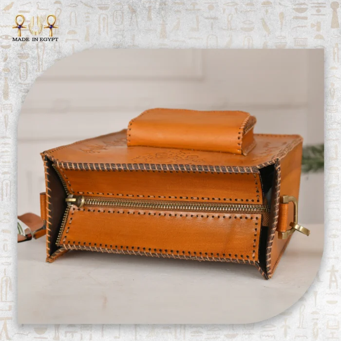 ⁦شنطة جلد تراثية⁩ - الصورة ⁦4⁩
