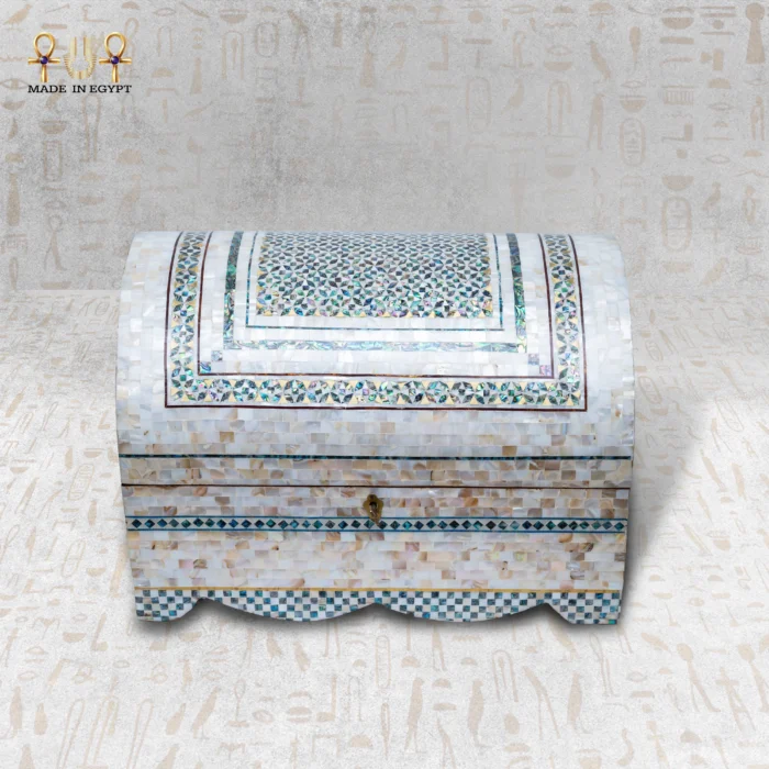 ⁦خزانة مجوهرات مطعّمة بالصدف⁩ - الصورة ⁦1⁩