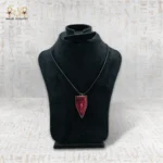 عقد الحجر الأحمر