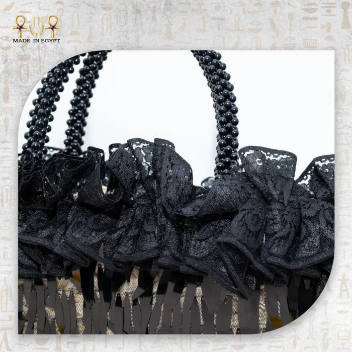 ⁦حقيبة سهرة سوداء من نسج النخيل⁩ - الصورة ⁦3⁩