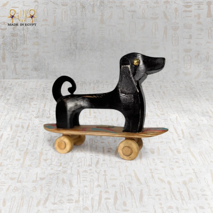 ⁦تمثال كلب على زلاجة خشبية⁩ - الصورة ⁦1⁩