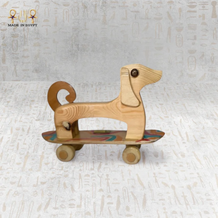 ⁦تمثال كلب على زلاجة خشبية⁩ - الصورة ⁦2⁩
