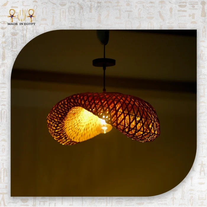 ⁦نجفة راتان منحنية بلمسة بوهيمية⁩ - الصورة ⁦1⁩