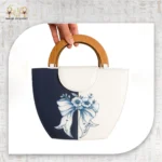 حقيبة الفيونكة الزرقاء – جلد طبيعي برسم يدوي