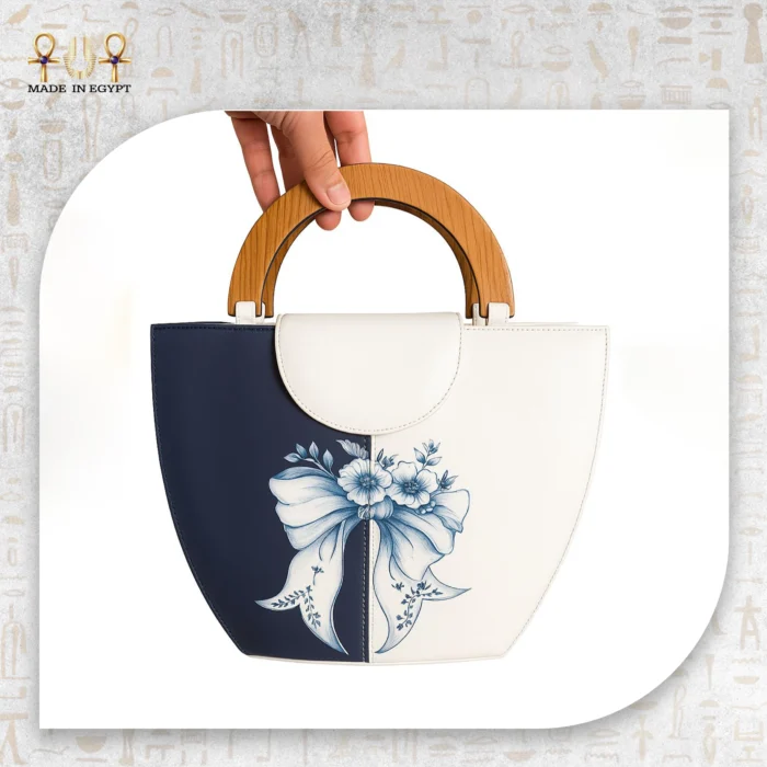 ⁦حقيبة الفيونكة الزرقاء – جلد طبيعي برسم يدوي⁩ - الصورة ⁦1⁩