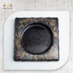 ⁦طفاية سجائر سوداء فاخرة بلمسات ذهبية⁩ - الصورة ⁦2⁩