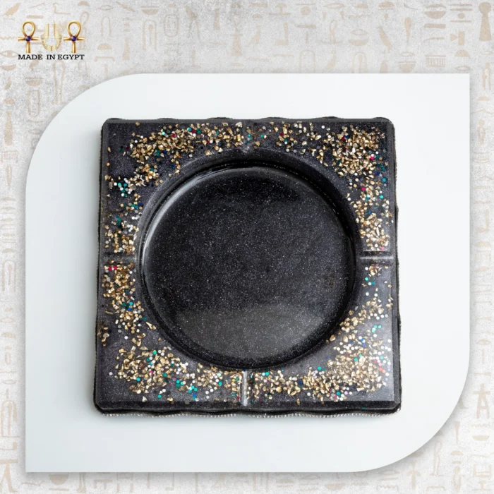 ⁦طفاية سجائر سوداء فاخرة بلمسات ذهبية⁩ - الصورة ⁦2⁩