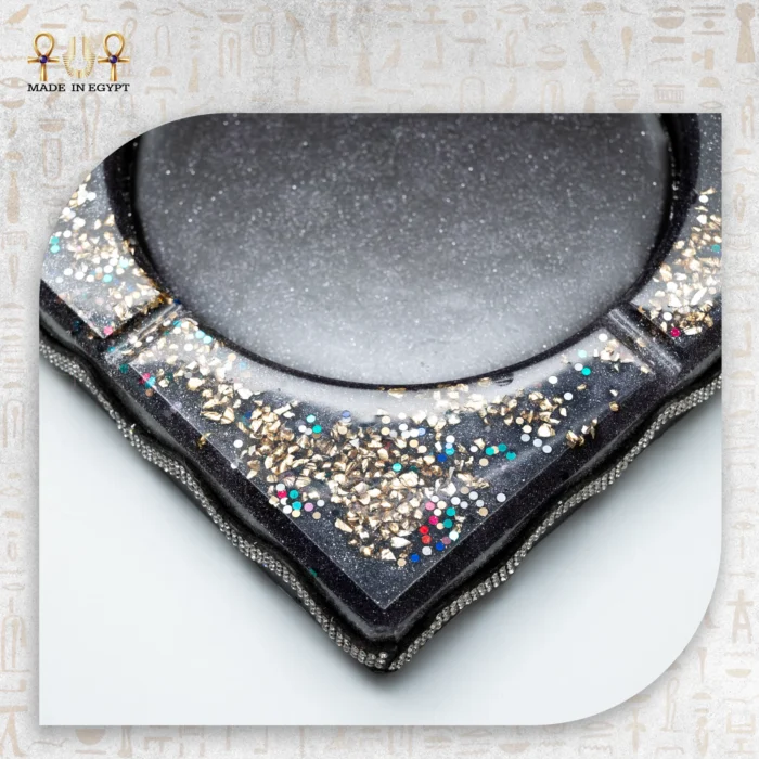 ⁦طفاية سجائر سوداء فاخرة بلمسات ذهبية⁩ - الصورة ⁦3⁩