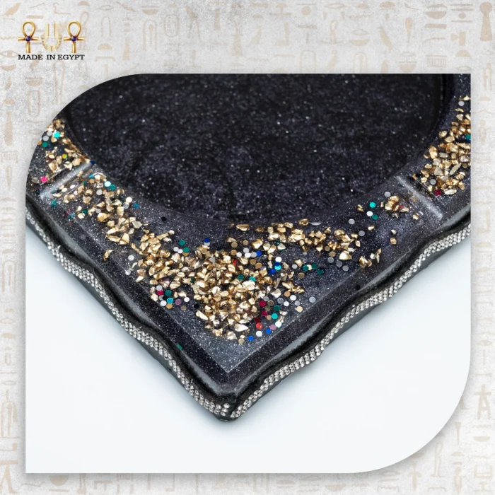 ⁦طفاية سجائر سوداء فاخرة بلمسات ذهبية⁩ - الصورة ⁦4⁩