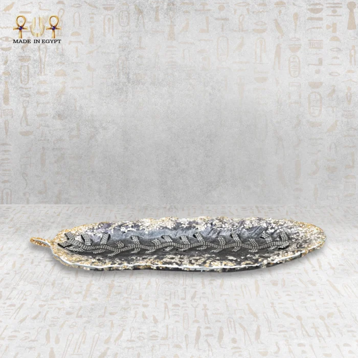 ⁦طفاية سجائر ريشة فاخرة باللون الأسود والذهبي⁩ - الصورة ⁦2⁩