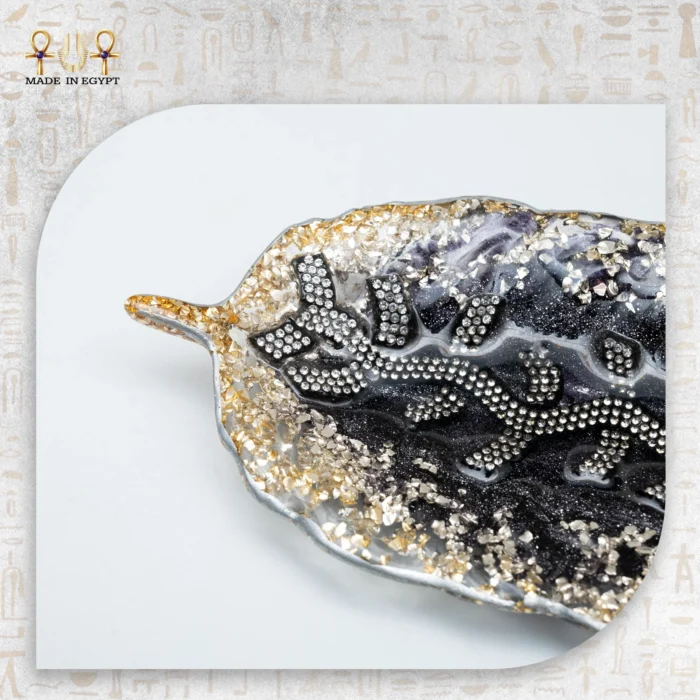 ⁦طفاية سجائر ريشة فاخرة باللون الأسود والذهبي⁩ - الصورة ⁦3⁩