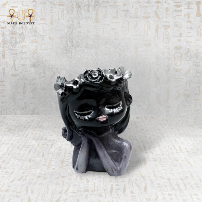 ⁦حامل مجوهرات بتصميم فتاة أنيقة باللون الأسود⁩ - الصورة ⁦1⁩