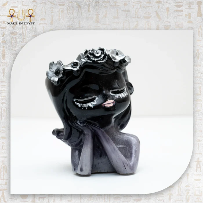 ⁦حامل مجوهرات بتصميم فتاة أنيقة باللون الأسود⁩ - الصورة ⁦3⁩