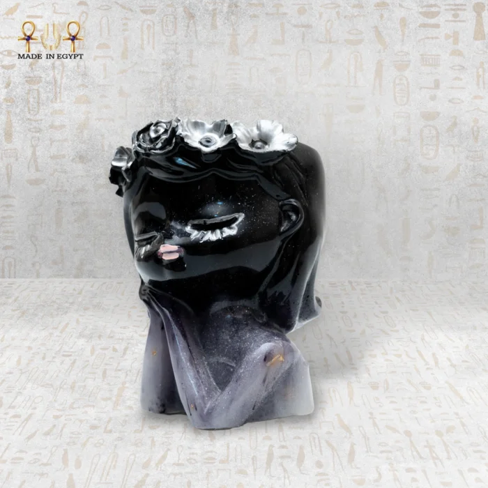 ⁦حامل مجوهرات بتصميم فتاة أنيقة باللون الأسود⁩ - الصورة ⁦2⁩