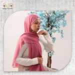 ⁦طرحة الورد بتصميم الرباط الأنيق⁩ - الصورة ⁦2⁩