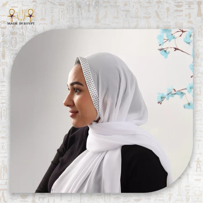 ⁦طرحة اللؤلؤ الأبيض بلمسة رباط أنيق⁩ - الصورة ⁦2⁩