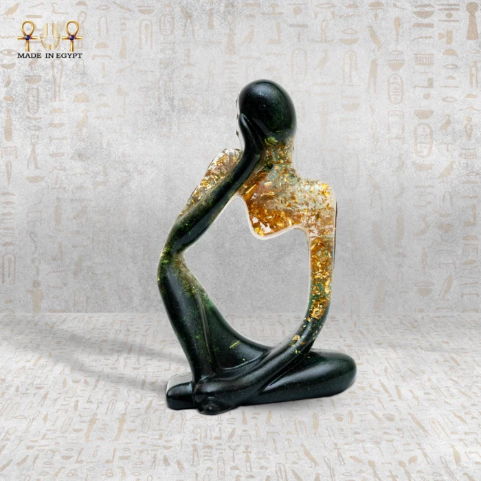 ⁦Luxury Resin Thinker Figurine – Gold & Green Design⁩ - الصورة ⁦1⁩