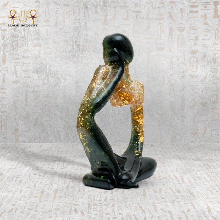 ⁦Luxury Resin Thinker Figurine – Gold & Green Design⁩ - الصورة ⁦2⁩