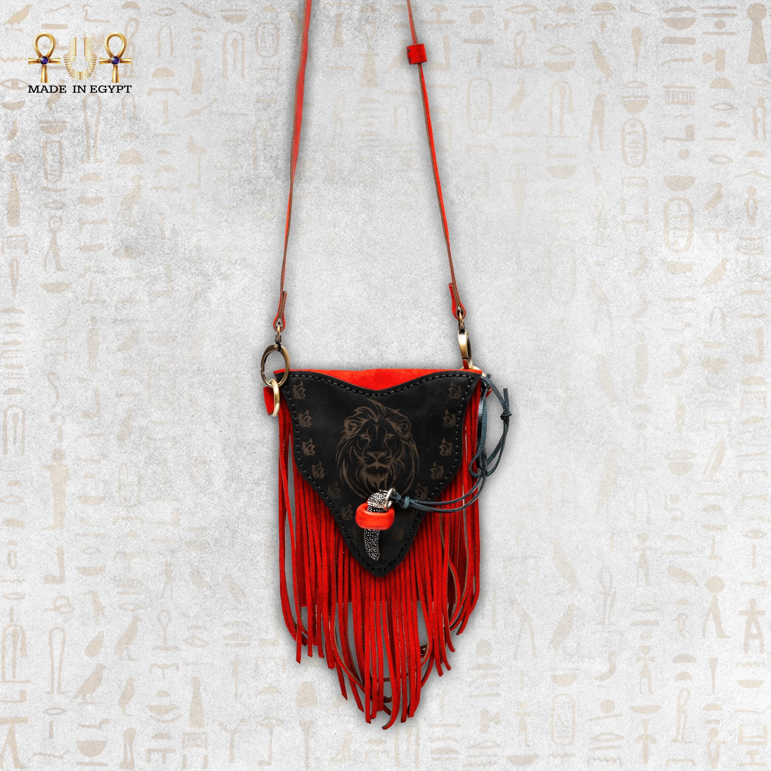 @24BRed Leather Fringe Shoulder Bag with Luxury Lion Accent شنطة الكتف الحمراء بشراشيب جلدية ولمسة أسد فاخرة - الصورة 1