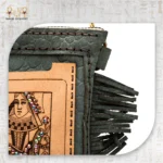 شنطة كروس جلدية خضراء بتصميم كارت الملكة وشراشيب جانبية - الصورة 2