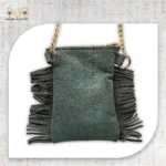 شنطة كروس جلدية خضراء بتصميم كارت الملكة وشراشيب جانبية - الصورة 3