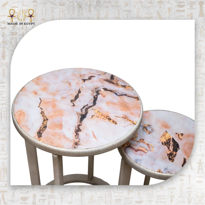 ⁦Luxury Round Metal Tables with Pink Marble-Effect Top⁩ - الصورة ⁦2⁩