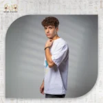 ⁦تيشيرت أوفر سايز بطبعة الحوت الرقمية⁩ - الصورة ⁦4⁩