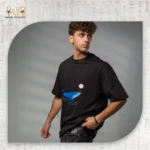 ⁦تيشيرت أوفر سايز بطبعة الحوت والقمر⁩ - الصورة ⁦3⁩