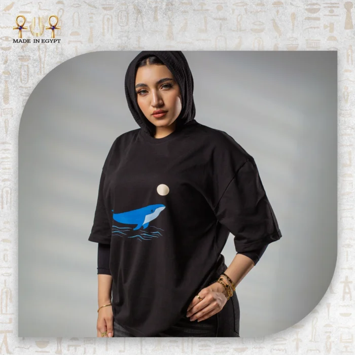 ⁦تيشيرت أوفر سايز بطبعة الحوت والقمر⁩ - الصورة ⁦8⁩