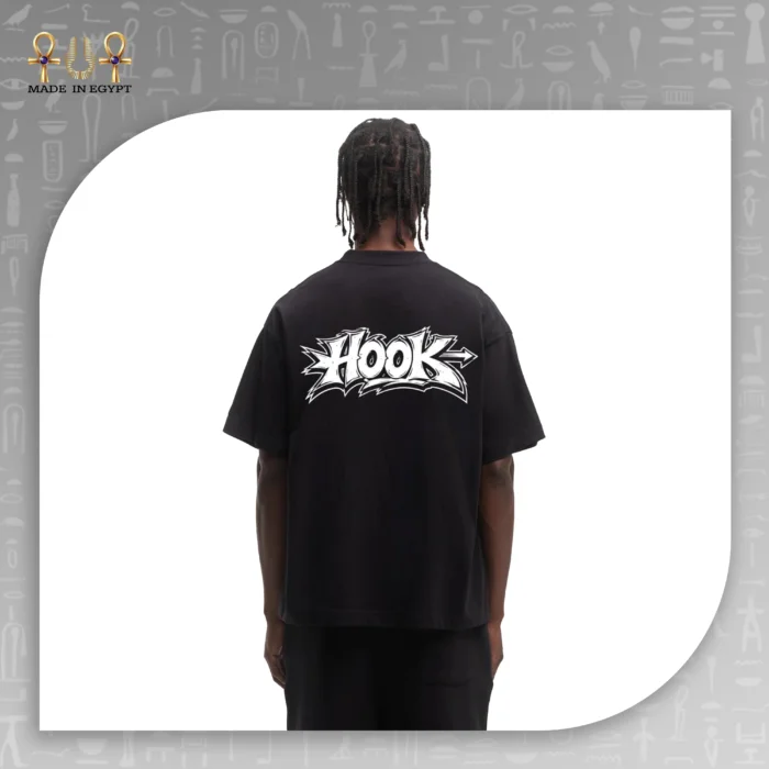 ⁦تيشيرت أوفر سايز بطباعة شعار Hook جرافيتي⁩ - الصورة ⁦2⁩