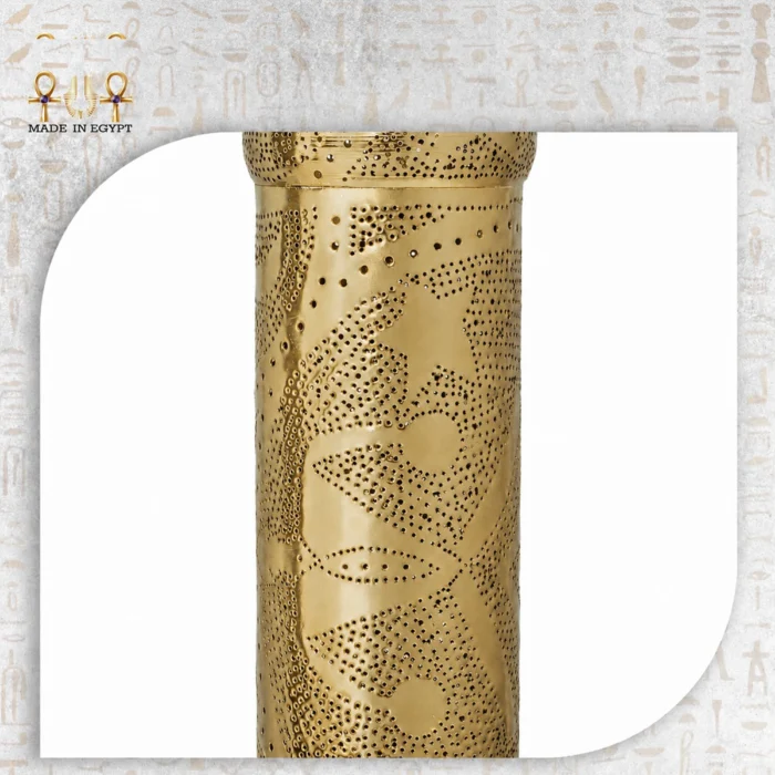 ⁦فانوس معدني أسطواني مزخرف بتصميم شرقي فاخر⁩ - الصورة ⁦2⁩