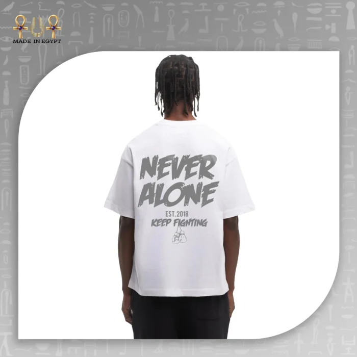 ⁦تيشيرت أوفر سايز Never Alone Keep Fighting⁩ - الصورة ⁦2⁩