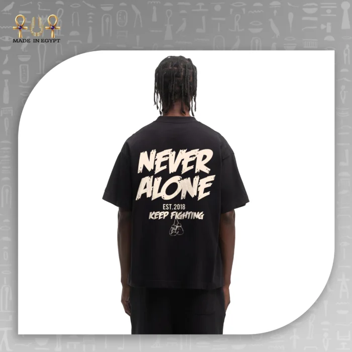 ⁦تيشيرت أوفر سايز Never Alone Keep Fighting⁩ - الصورة ⁦4⁩